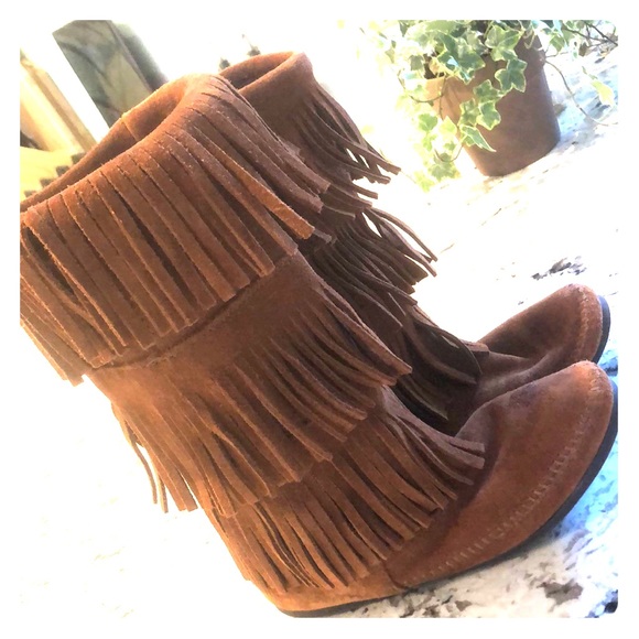 Minnetonka Shoes - Minnetonka 3-Layer Fringe Boot 👢